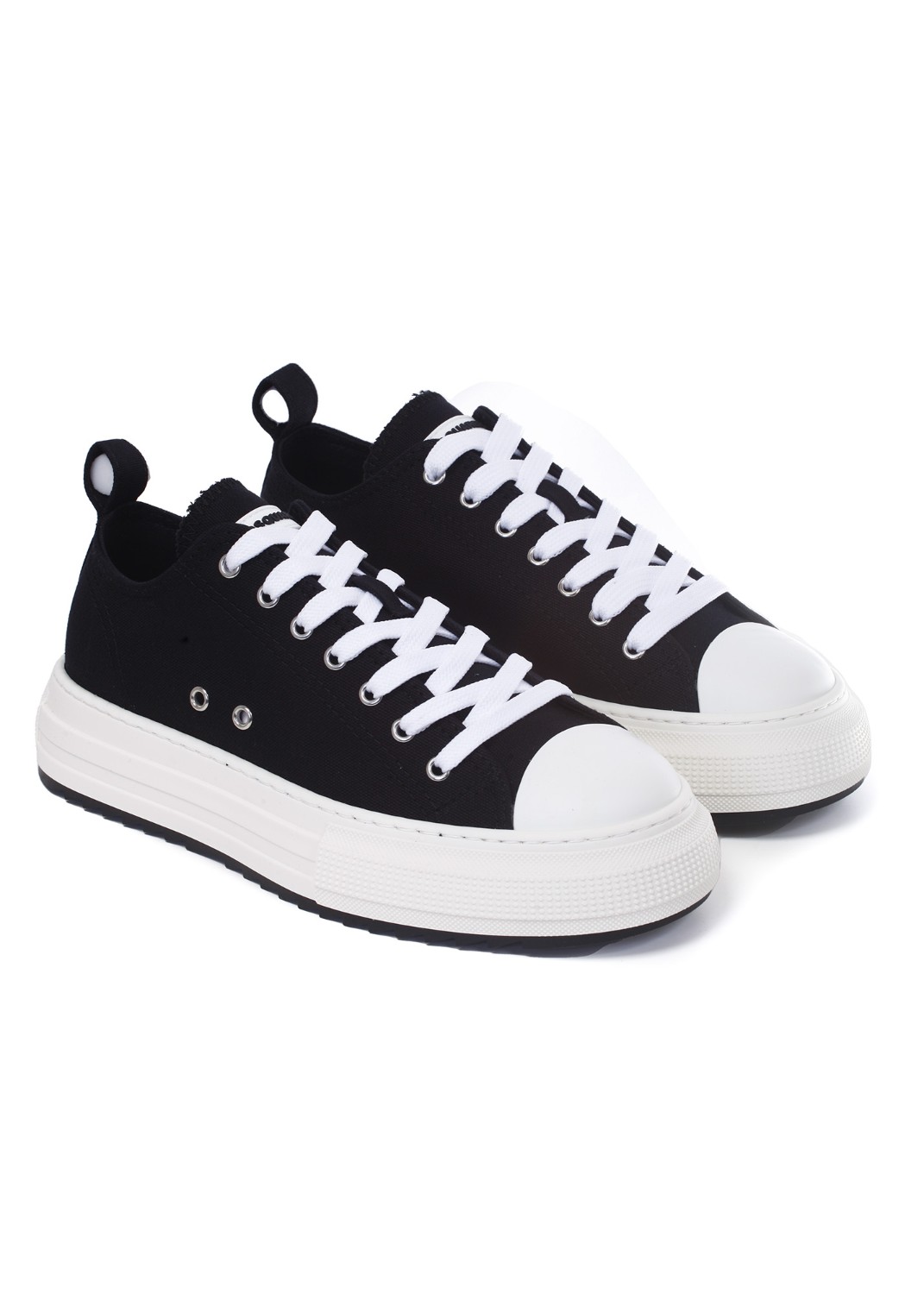 shop DSQUARED2 Saldi Sneakers: Dsquared2 sneakers in tela di cotone.
Cuciture a contrasto.
Suola a cassetta.
Stapa lettering "DSQUARED2" sulla linguetta.
Loop sul tallone.
Lettering "DSQUARED2" impresso sul retro.
Made in Italy.. SNM0309 00300001-2124 number 1799616